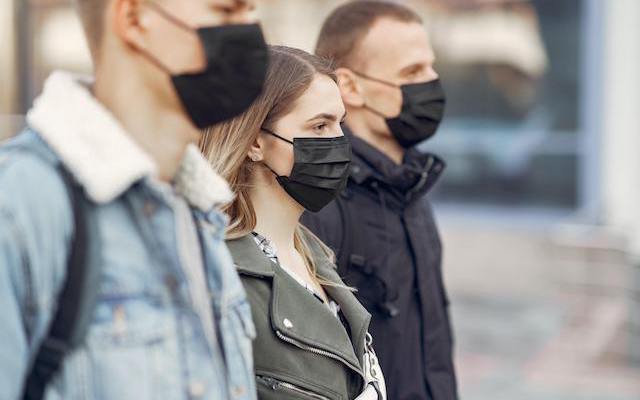 people-wearing-black-face-mask-walking-outdoors-640×400